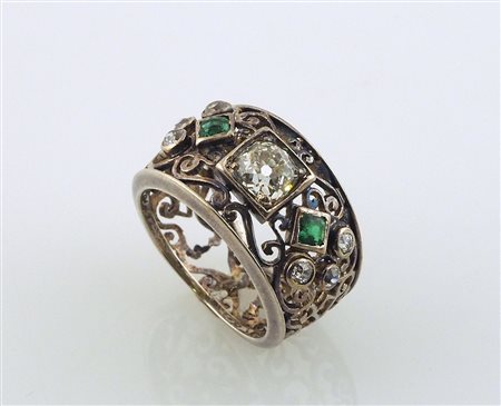 Anello in oro bianco lavorazione manuale a traforo con diamante centrale...