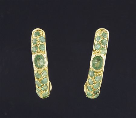 Orecchini in oro giallo satinato a mezzo cerchio con smeraldi lungo tutto il...