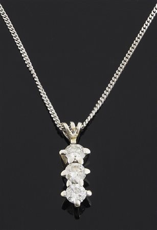Catena in oro bianco con pendente formato da 3 diamanti taglio brillante in...