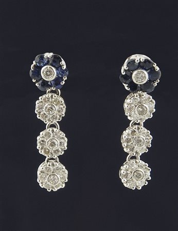 Orecchini pendenti in oro bianco, parte superiore fiore con zaffiri naturali...