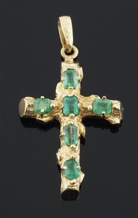 Ciondolo croce in oro giallo zigrinato con 6 smeraldi Colombiani naturali