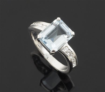 Anello in oro bianco centrato da acquamarina taglio smeraldo per ca ct 3, ai...