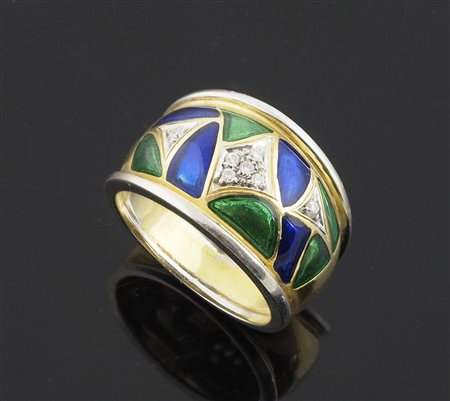 Anello oro bianco e giallo bombato con decorazioni a smalti blu e verdi,...