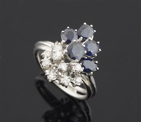 Anello in oro bianco di forma floreale con diamanti taglio brillante per tot...