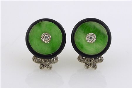 Paio di orecchini di forma circolare in giada, onice e oro bianco con...