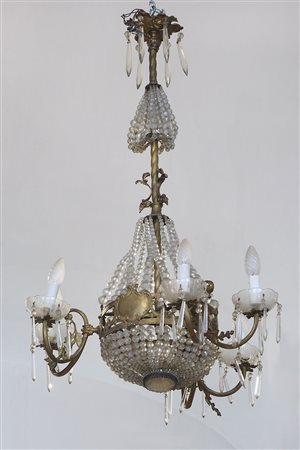 Lampadario in bronzo dorato e cristallo a 6 luci. H. cm. 90.