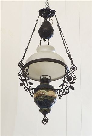 Lampadario in ottone dorato e ceramica policroma con campana in vetro.