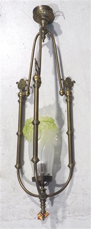 Lampadario in ottone lavorato e vetro.