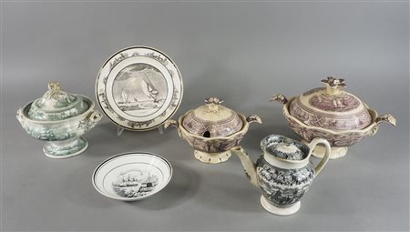 Lotto di vari oggetti in ceramica policroma decorati a motivi marini con barche.