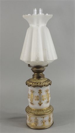 Lampada da tavolo in vetro opalino decorato a motivi floreali dorati. H. tot...