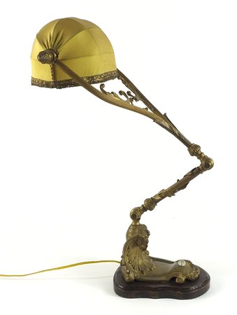 Lampada da tavolo in bronzo lavorato con braccio snodabile.