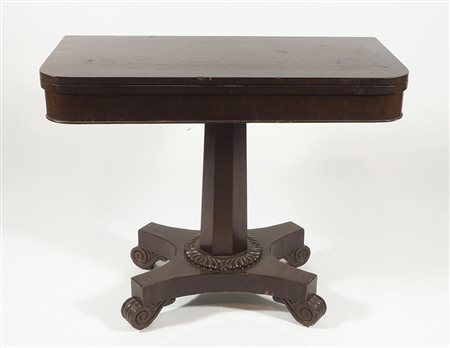 Tavolo da gioco con piano apribile.