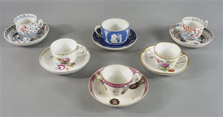 Lotto di 6 tazze in porcellana policroma. Epoche diverse. (difetti).