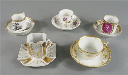 Lotto di 5 tazze in porcellana policroma. Epoche diverse.