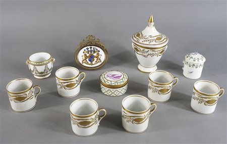 Lotto di vari oggetti in porcellana policroma tra cui Sevres e Vecchia Vienna.