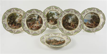 Lotto di 6 piatti in porcellana policroma decorati al centro con scene di...