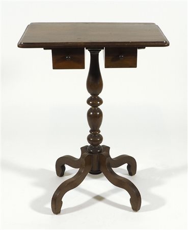 Tavolino rettangolare in legno con 2 piccoli cassetti.