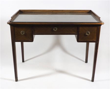 Scrittoio in legno a 3 cassetti. cm. 84xx110x68.