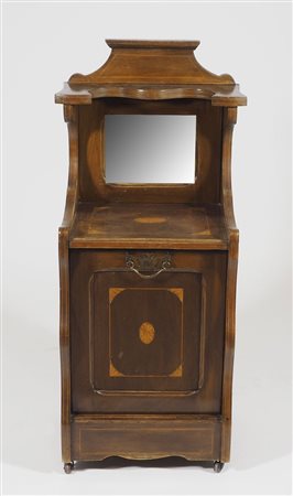 Comodino con ante e ripiani, intarsi in legni chiari.