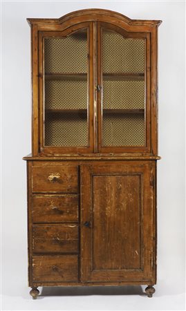 Credenza rustica a doppio corpo, parte inferiore con anta e 4 cassetti, parte...