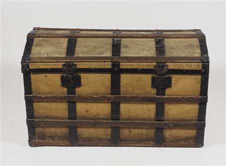 Baule da viaggio in legno e ferro.