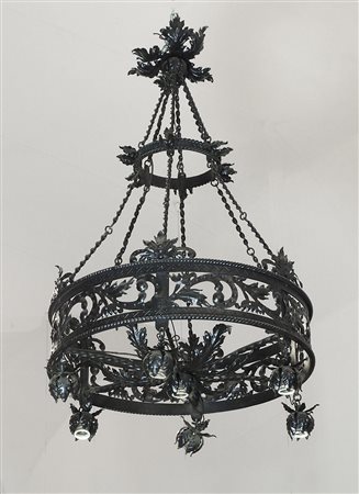 Grande lampadario in ferro battuto di forma circolare.