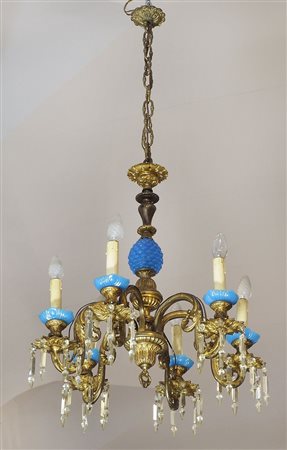 Lampadario in bronzo dorato e vetro blu a 6 luci con pendenti in cristallo....