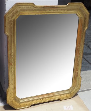 Specchiera rettangolare con cornice ottagonale sagomata in legno dorato. cm....