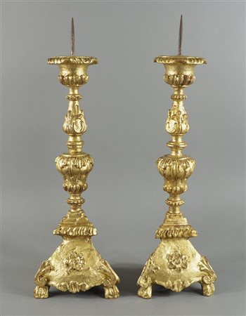 Paio di portaceri da tavolo in legno dorato. H. cm. 40.