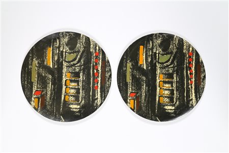 BOTTEGA DI VICTOR Coppia piatti . Metallo smaltato. Cm 35,00 x 2,00 x 35,00....