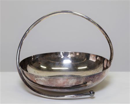 GUIDO NIEST Centrotavola . Metallo argentato. Cm 31,00 x 23,00 x 31,00. Firma...