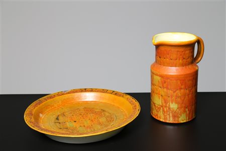 TASCA ALESSIO (n. 1929) Piatto e brocca. Ceramica grès. Cm 17,50 x 25,00 x...