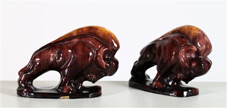 KOMLOS Coppia di bisonti. Ceramica dipinta. Cm 20,00 x 16,00 x 8,50....