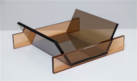 SOTTSASS ETTORE (1917 - 2007) Centrotavola. Vetro. Cm 30,00 x 10,00 x 26,00....