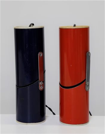 MANIFATTURA ITALIANA Coppia di lampade da tavolo. Metallo laccato e plastica....