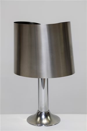 MANIFATTURA ITALIANA Lampada da tavolo . Metallo cromato e acciaio...