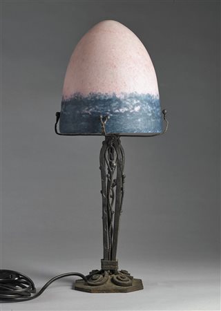 MANIFATTURA FRANCESE Lampada da tavolo. Ferro e vetro. Cm 19,00 x 44,00 x...