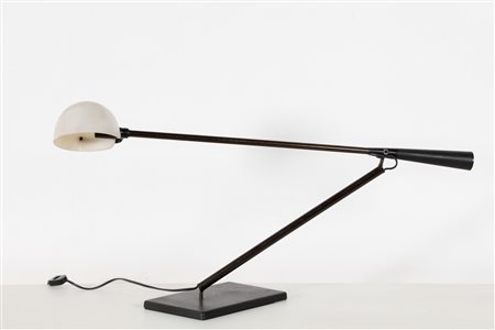 RIZZATTO PAOLO (n. 1941) Lampada da tavolo. Metallo e plastica. Cm 27,00 x...
