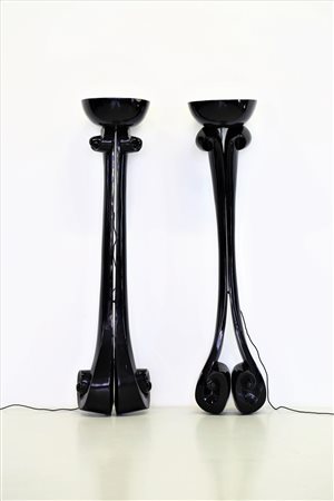 ATELIER ARNAL Attrib. Coppia di lampade da terra. Vetroresina. Cm 43,00 x...