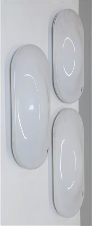 I GUZZINI Tre appliques. Metallo laccato e plexiglass. Cm 24,00 x 54,00 x...