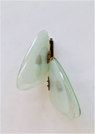 FONTANA ARTE Applique singola. Ottone e cristallo. Cm 40,00 x 52,00 x 13,00....