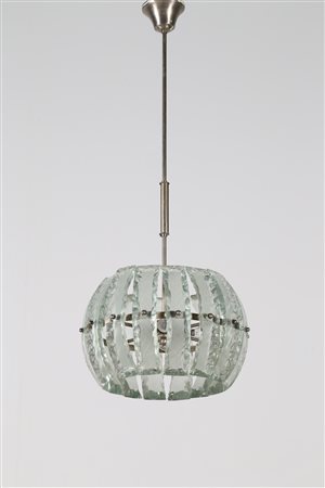 MANIFATTURA ITALIANA Lampada a sospensione. Metallo cromato e vetro. Cm 41,00...