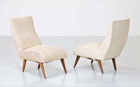 MANIFATTURA ITALIANA Coppia di poltroncine da camera. Legno e tessuto. Cm...