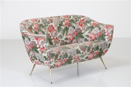 ISA BERGAMO Divano. Legno e tessuto. Cm 137,00 x 80,00 x 68,00. Struttura in...