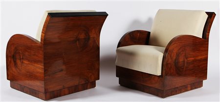 MANIFATTURA ITALIANA Coppia di poltrone Art Decò. Legno di noce e tessuto. Cm...