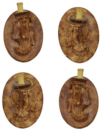 Lotto composto da 4 appliques in gesso dipinto copia dall’antico...