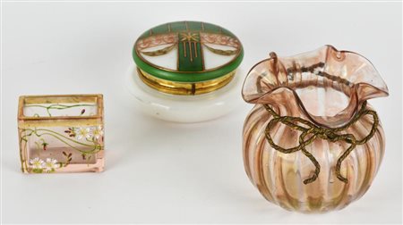 LOTTO COMPOSTO DA 3 OGGETTI IN VETRO EPOCA LIBERTY - Scatola in opaline con...