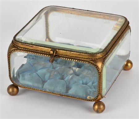 SCATOLA PORTAGIOIE Scatola portagioie in metallo dorato e cristalli molati...