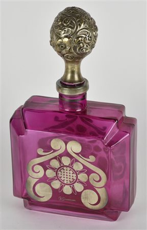 BOTTIGLIA IN VETRO Bottiglia in vetro violaceo con decori in argento 800 e...