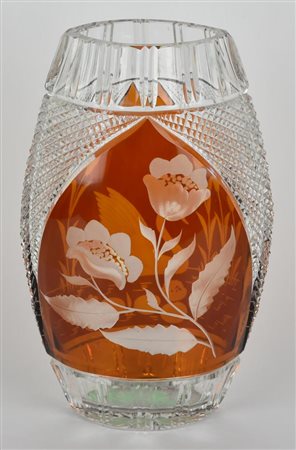 VASO IN CRISTALLO DI BOEMIA Vaso in cristallo nei colori bianco e arancio con...